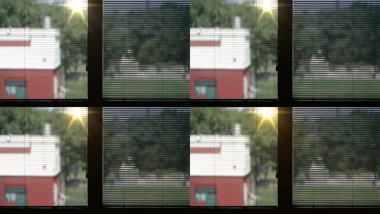日落时房子里的窗户。
