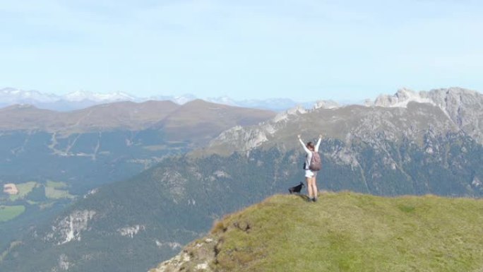 空中: 年轻女子在白云岩徒步旅行庆祝到达山顶。
