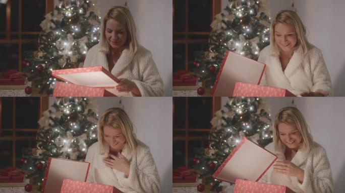 一个快乐女人打开圣诞礼物的DS肖像