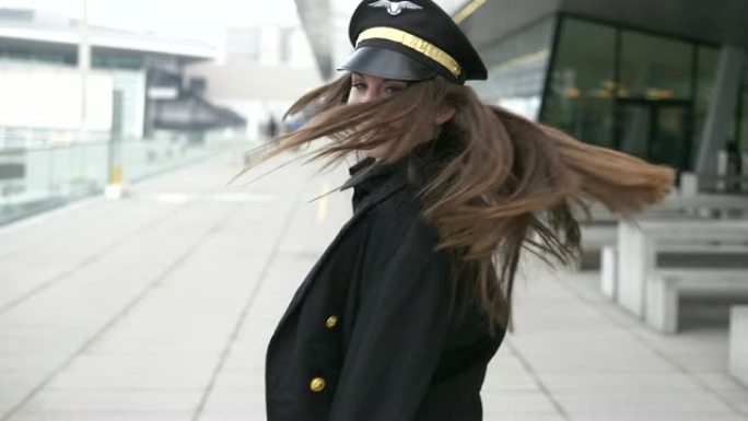 年轻漂亮的女飞行员在机场跳舞