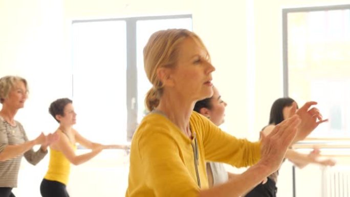 女性在健身工作室练习舞蹈
