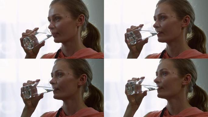 和平的女人喝水补充水分健身饮用水