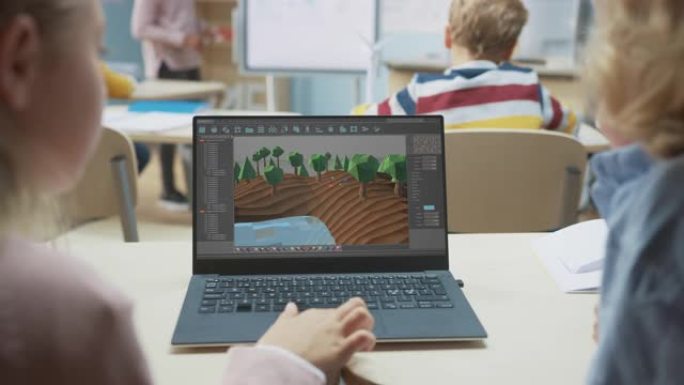 小学计算机科学教室: 两个孩子的肩膀视图使用笔记本电脑设计3D游戏，在战略角色扮演视频游戏中建立水平