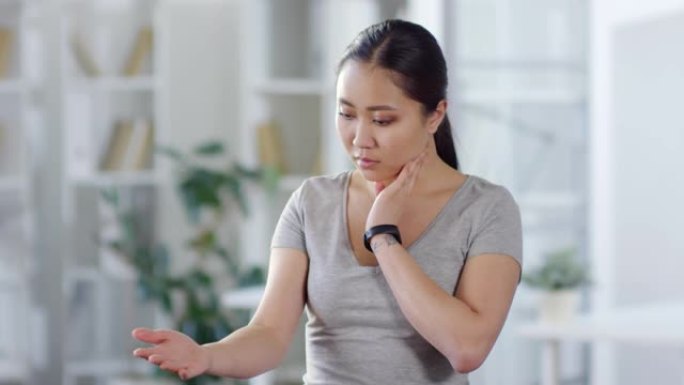 女人在家用增强现实智能手表检查脉搏
