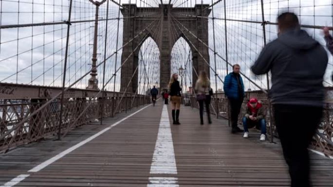 延时: 美国纽约布鲁克林大桥上的游客行人