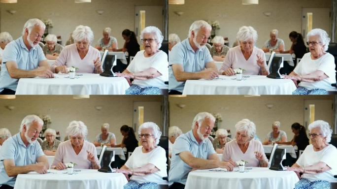 一群老年人在退休之家玩宾果游戏