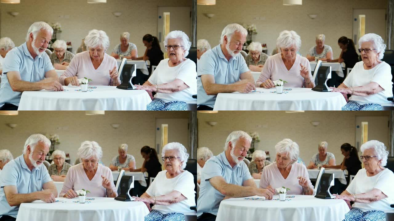 一群老年人在退休之家玩宾果游戏