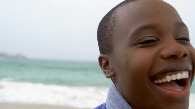 非裔美国妇女在海滩上微笑的特写4k