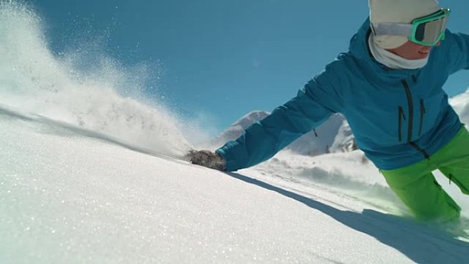 慢动作特写镜头在阳光明媚的冬日在滑雪胜地骑着微笑的滑雪板