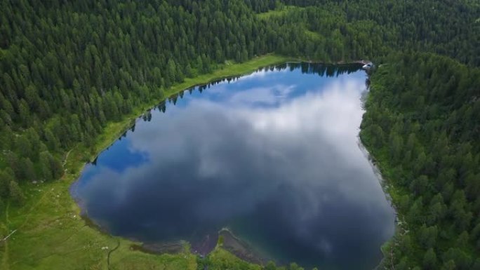 树木和山脉之间被大自然包围的湖泊的航拍图像
