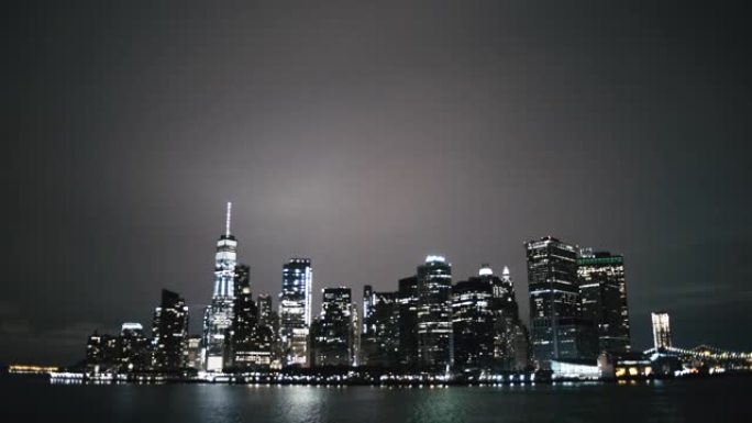 夜间在海滨照亮纽约市