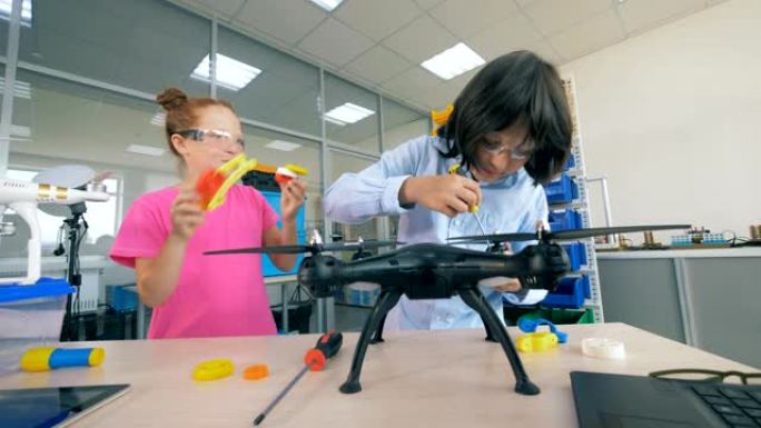 孩子们学习技术科学 -- 无人机、直升机、飞行器。4K。