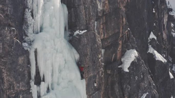 在瀑布上爬冰悬崖峭壁雪山悬崖攀岩