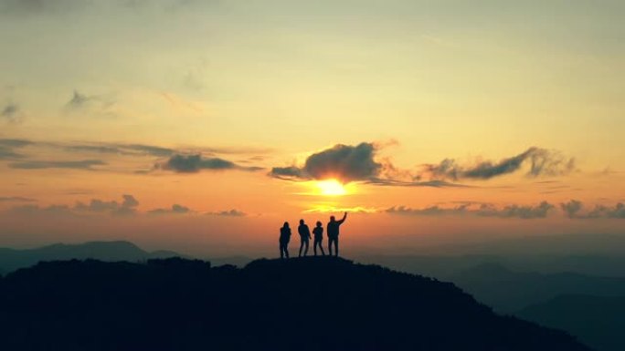 四人在美丽的夕阳下在山上跳舞