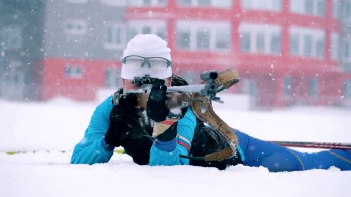降雪期间女运动员射击的前视图