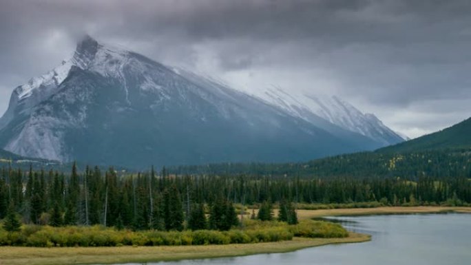 加拿大艾伯塔省加拿大落基山脉朱红色班夫湖国家公园的时间流逝