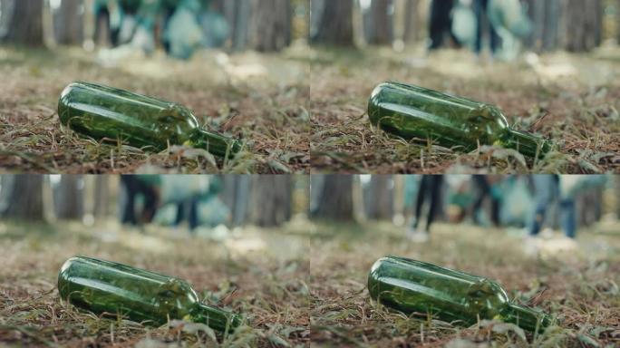 森林地面上的绿色瓶子