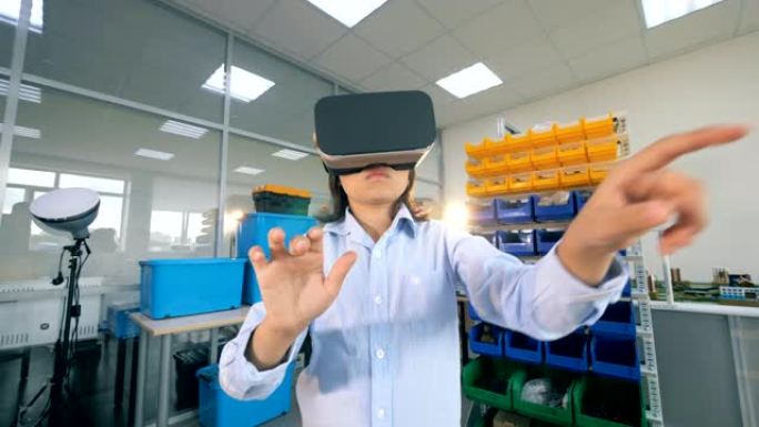 一个小学生戴着VR眼镜工作，特写镜头。