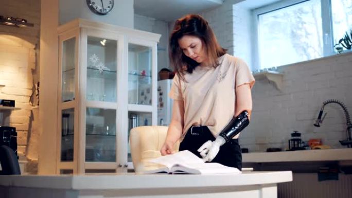 残疾妇女用机器人假肢翻页，特写。