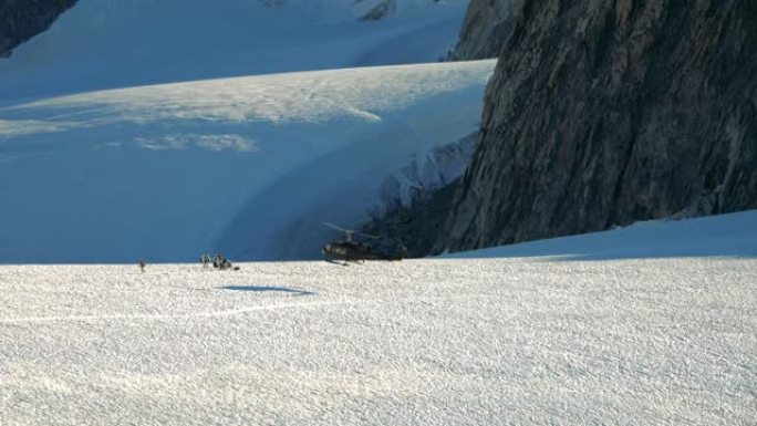 直升机降落在雪地上