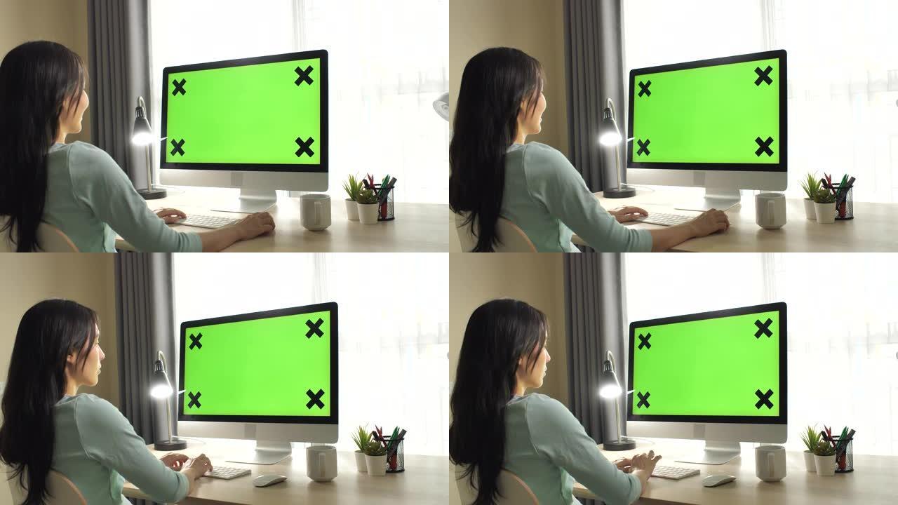 女人使用电脑绿屏看液晶屏绿屏