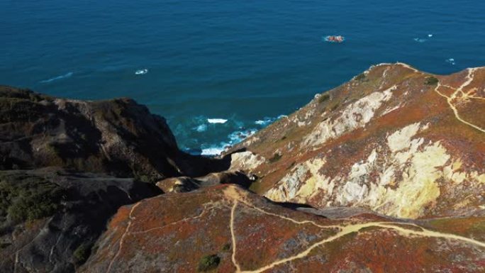 空中无人机镜头: 葡萄牙岩石海岸，海景优美。飞越葡萄牙，海岸线上有碧绿的海浪冲入岩石峭壁。Praia