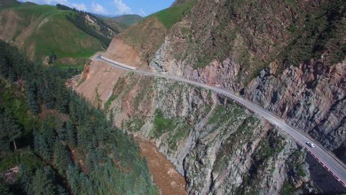 山中蜿蜒道路的鸟瞰图