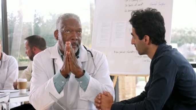 资深男医生与男病人有认真谈话
