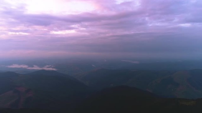 雾山上空的飞行。过度下垂