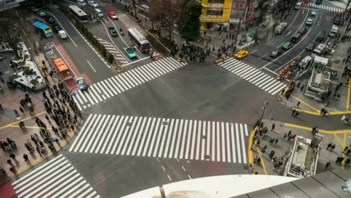 行人和汽车人群的4k时间流逝未定义的人步行立交桥日本东京都涩谷区的街道交叉路口。日本文化和购物区概念