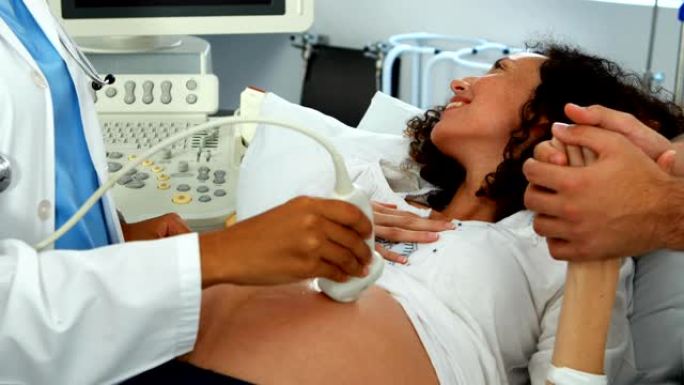 医生对孕妇进行超声扫描