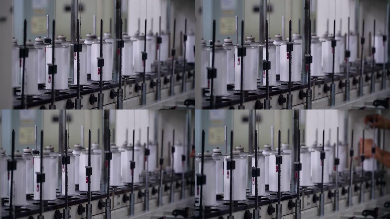 一家工厂的塑料螺纹生产线