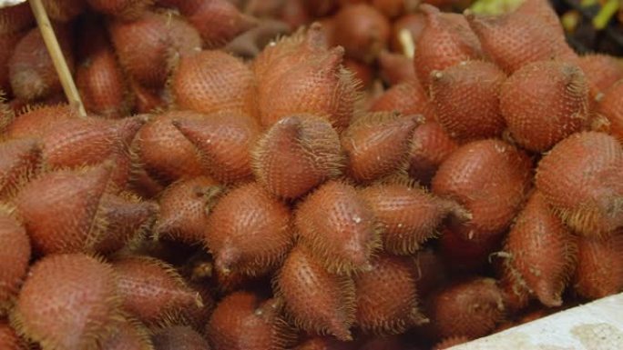 市场上的萨拉克水果。Zalacca salak