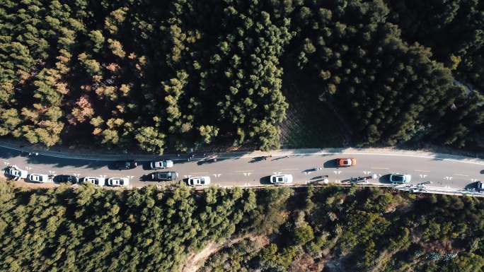 俯拍平潭山林间都是游客的盘山公路