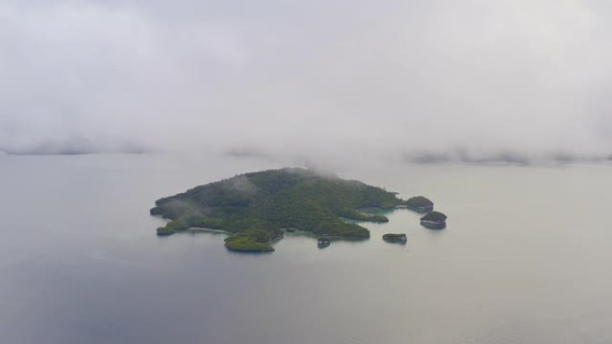 超越迷雾的美丽岛屿俯瞰大海景色唯美景观