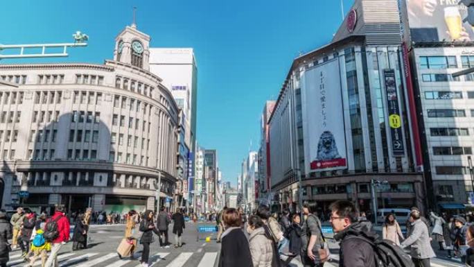 日本和外国游客的4k时间流逝在日本东京银座地区的银座Wako和银座三越高档的人行横道上漫步，日本文化