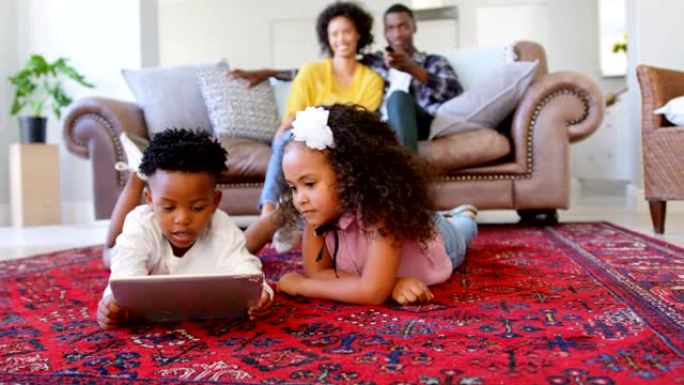 舒适家居4k客厅可爱的黑人孩子使用数字平板电脑的前视图