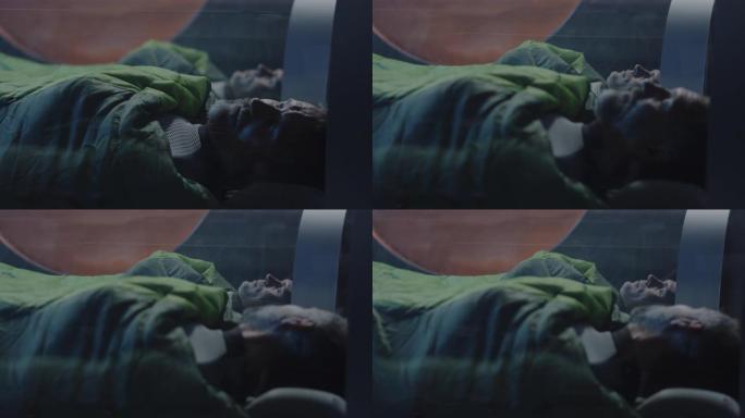 宇航员在玻璃胶囊中睡觉