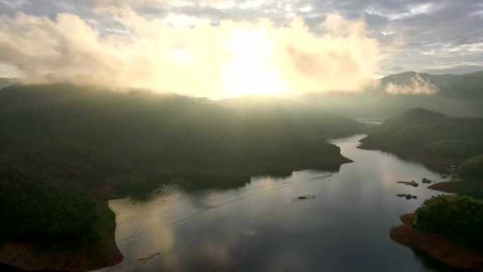 清迈Mae Taeng区Mae Ngat大坝水库的山和湖鸟瞰图，日出时有雾
