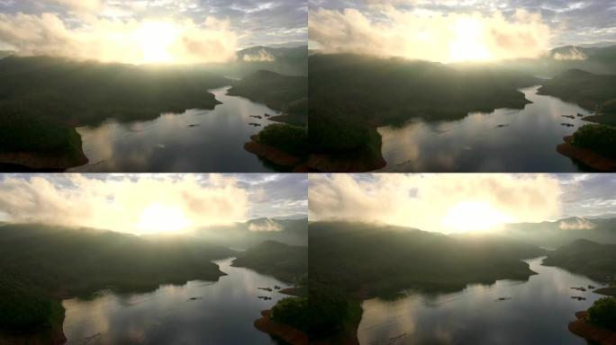 清迈Mae Taeng区Mae Ngat大坝水库的山和湖鸟瞰图，日出时有雾