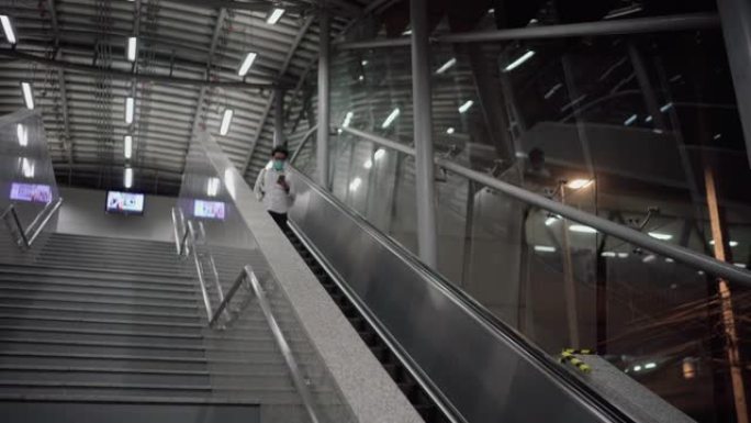 在火车站用自动扶梯的亚洲人是空的