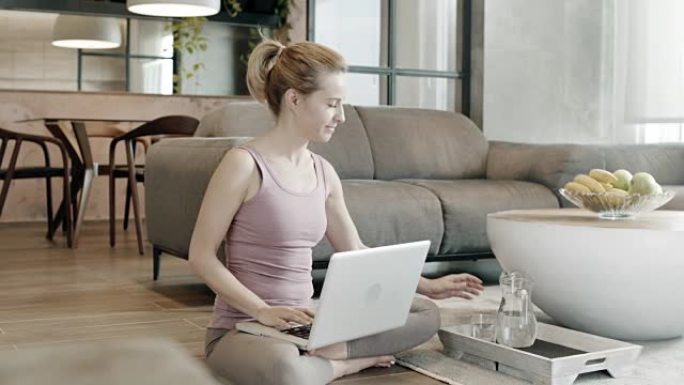 女人在客厅使用笔记本电脑