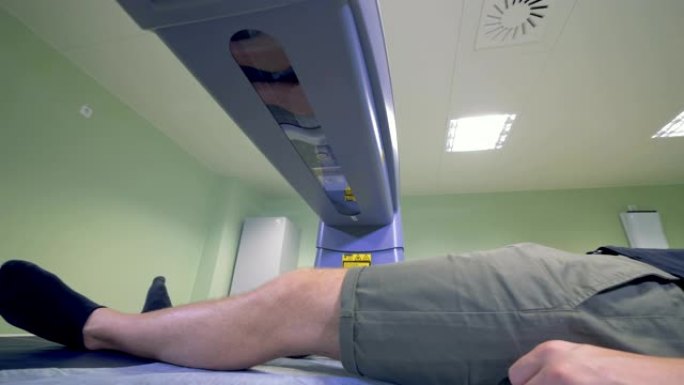 一名男性患者的下半身正在用x光机进行分析。