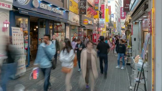 延时: 韩国首尔明洞市中心购物街的行人