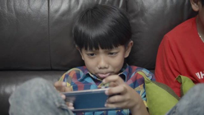 儿童在智能手机中玩游戏