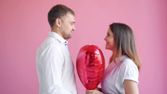 帅哥在情人节给表达爱情的女孩送心形气球