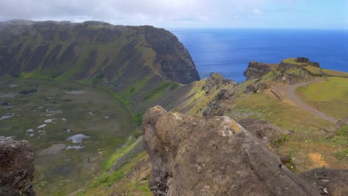 Rano Kau火山口的壮观镜头和游客拍照