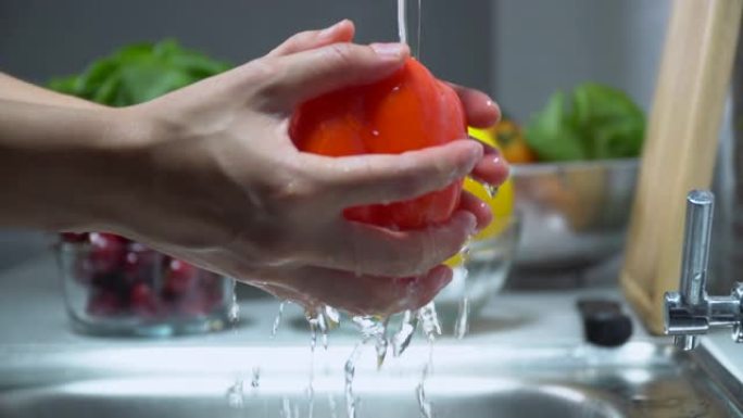 吃蔬菜的胖女人洗西红柿