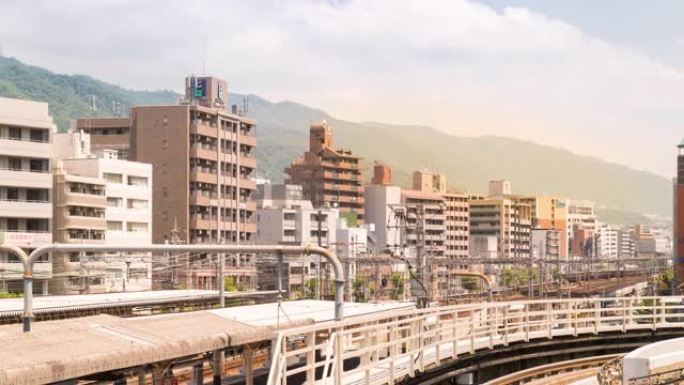 延时: 带火车运输的神户城市景观。