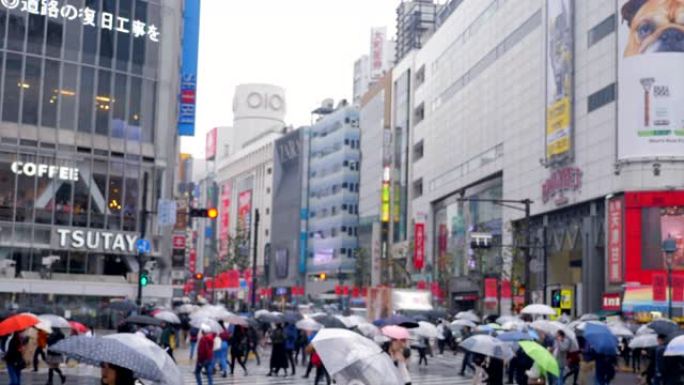 雨中穿越街道，涩谷日本